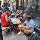 Inmigrantes comen pizza donada mientras hacen fila en espera de ser enviados a un albergue y con la esperanza de tener pronto un empleo en Nueva York (EE.UU.). Fotografía de archivo. EFE/ Ruth Hernández Beltran