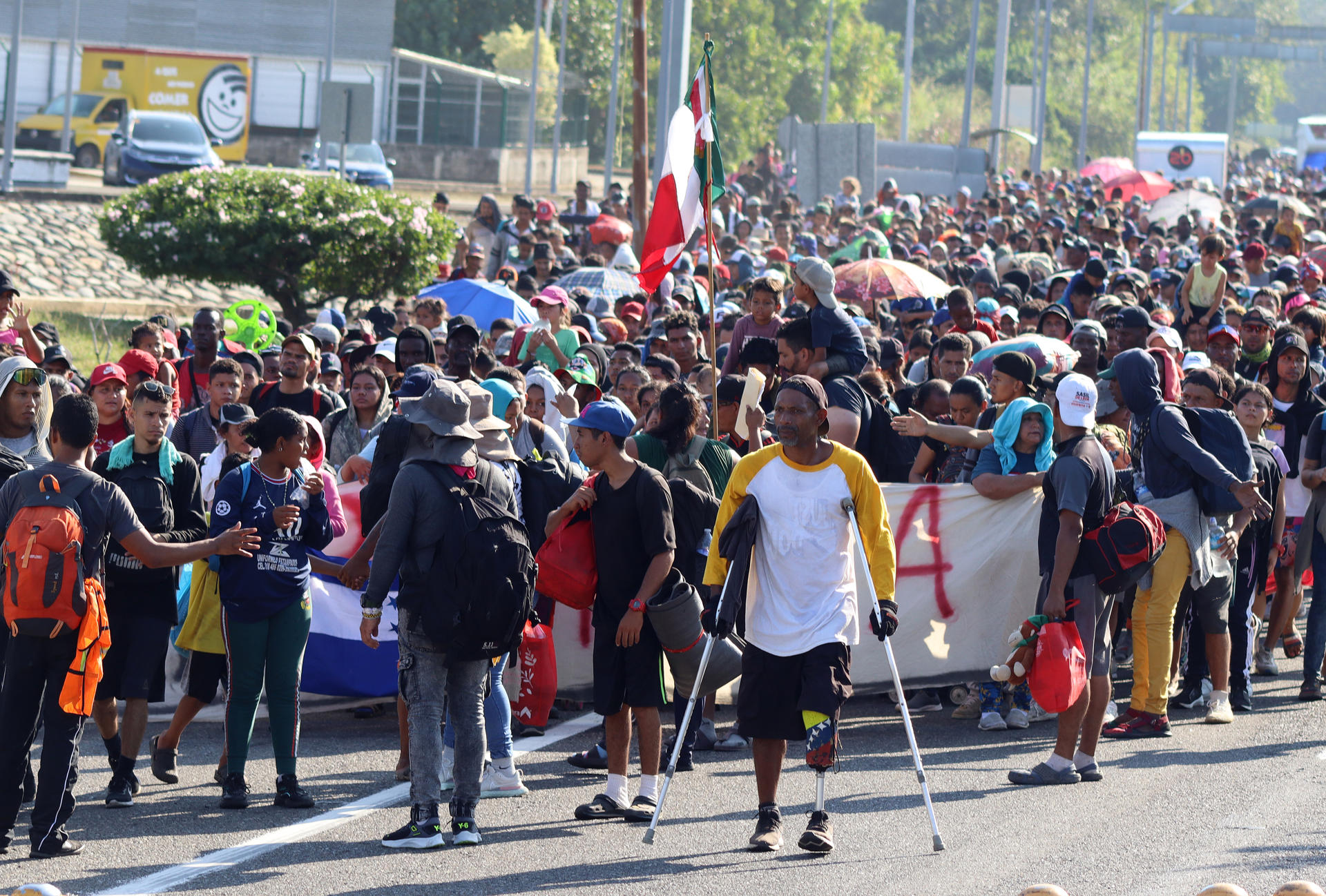 Migrantes caminan en caravana este martes, para poder llegar a la frontera norte, en el municipio de Huixtla en Chiapas (México). EFE/Juan Manuel Blanco