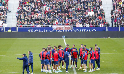Los jugadores del Atlético, durante el entrenamiento a puertas abiertas en el Metropolitano. EFE/ J. P. Gandul