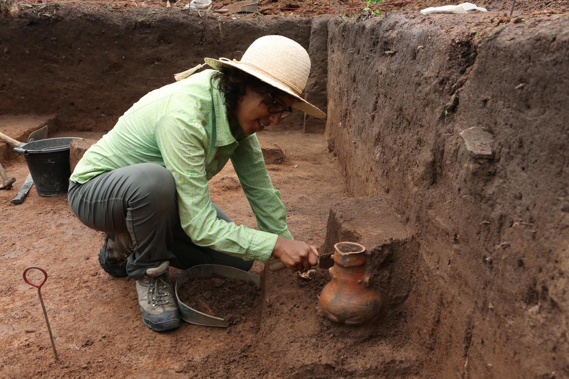 Fotografía de archivo personal de la arqueóloga Carla Jaimes mientras trabaja en un sitio arqueológico. Los arqueólogos EFE/ Carlas Jaimes