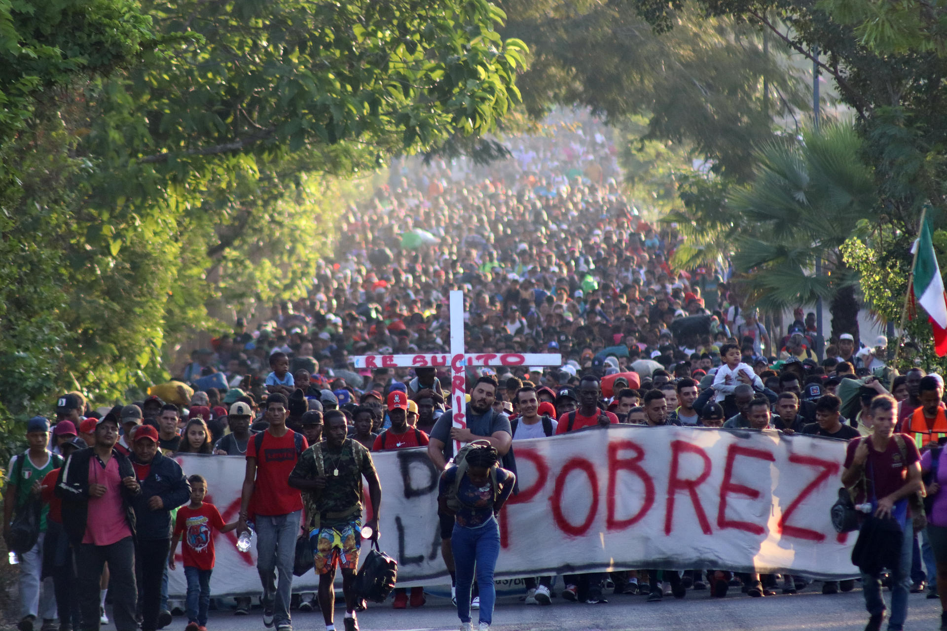 Migrantes salen en caravana este domingo hacia Estado Unidos, desde la ciudad de Tapachula en el estado de Chiapas (México). EFE/ Juan Manuel Blanco