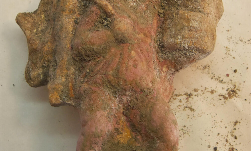 Los arqueólogos del yacimiento italiano de Pompeya (sur), la ciudad sepultada hace dos milenios por la erupción del Vesubio, han descubierto un conjunto de trece estatuillas de terracota utilizadas en los rituales de la Antigüedad y que podrían compararse, afirman, con los belenes navideños de la actualidad. EFE/  Parque Arqueológico de Pompeya /SOLO USO EDITORIAL/SOLO DISPONIBLE PARA ILUSTRAR LA NOTICIA QUE ACOMPAÑA (CRÉDITO OBLIGATORIO)