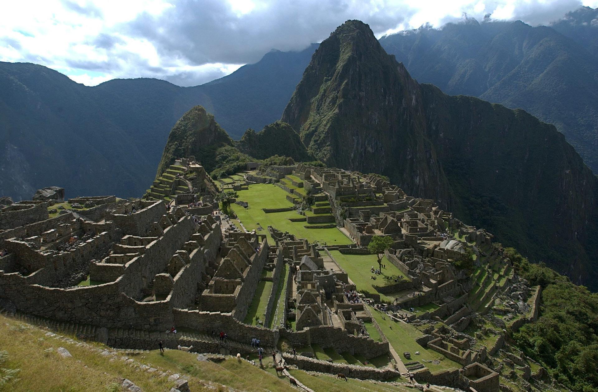 Fotografía de archivo en la que se registró una vista panorámica del santuario arqueológico de Machu Picchu, en Cuzco (Perú). EFE/Str