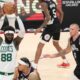 Neemias Queta (i), pívot de los Celtics de Boston, fue registrado el pasado 23 de diciembre, al dominar un balón, durante un partido de la NBA contra los Clippers de Los Ángeles. El quintento de Boston se impuso este lunes también a domicilio 115-126 al otro equipo angelino, los Lakers. EFE/Allison Dinner