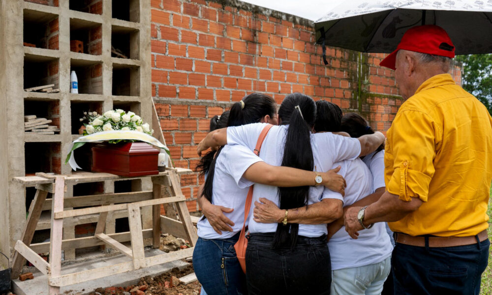 Fotografía sin fechar, cedida por la Jurisdicción Especial para la Paz (JEP), que muestra a un grupo de personas reunido para darle sepultura a los restos de un familiar en Montañita, en el sureño departamento de Caquetá (Colombia). EFE/ Nicole Acuña/JEP/