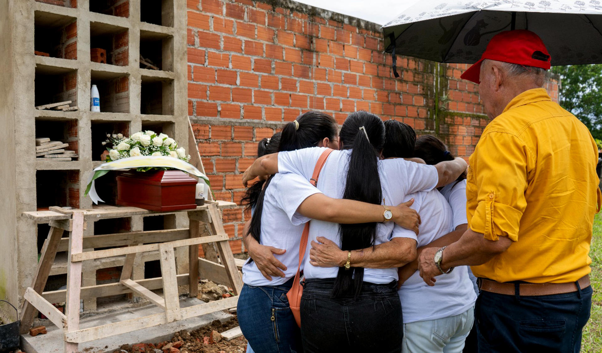 Fotografía sin fechar, cedida por la Jurisdicción Especial para la Paz (JEP), que muestra a un grupo de personas reunido para darle sepultura a los restos de un familiar en Montañita, en el sureño departamento de Caquetá (Colombia). EFE/ Nicole Acuña/JEP/