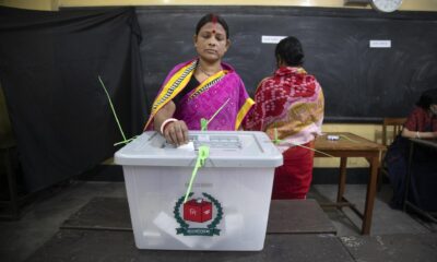 Una mujer deposita su voto en un centro electoral en Keraniganj Upazila, en las afueras de Dacca (Bangladesh), este 7 de enero de 2024. EFE/EPA/Monirul Alam