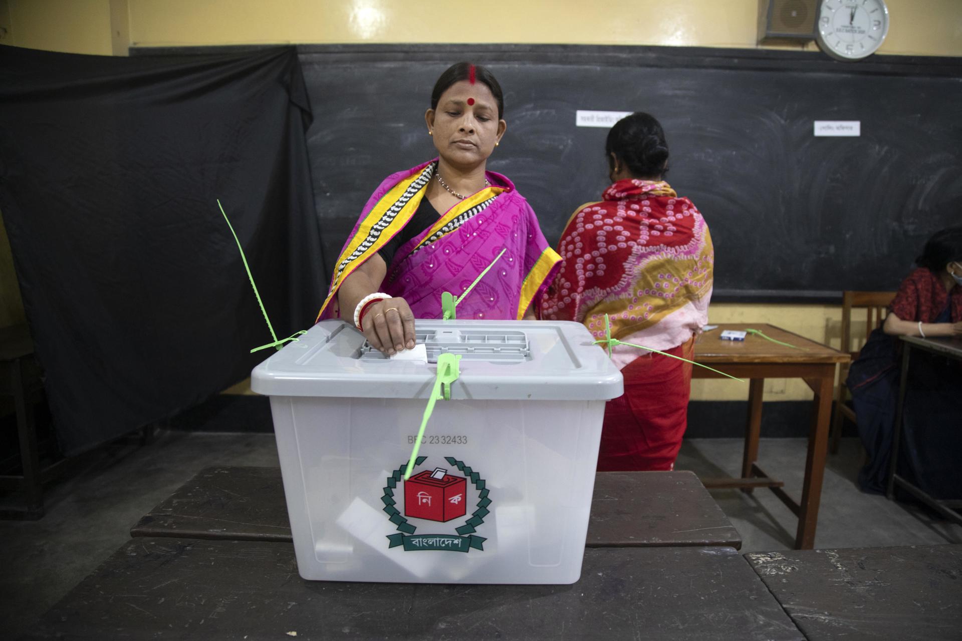 Una mujer deposita su voto en un centro electoral en Keraniganj Upazila, en las afueras de Dacca (Bangladesh), este 7 de enero de 2024. EFE/EPA/Monirul Alam