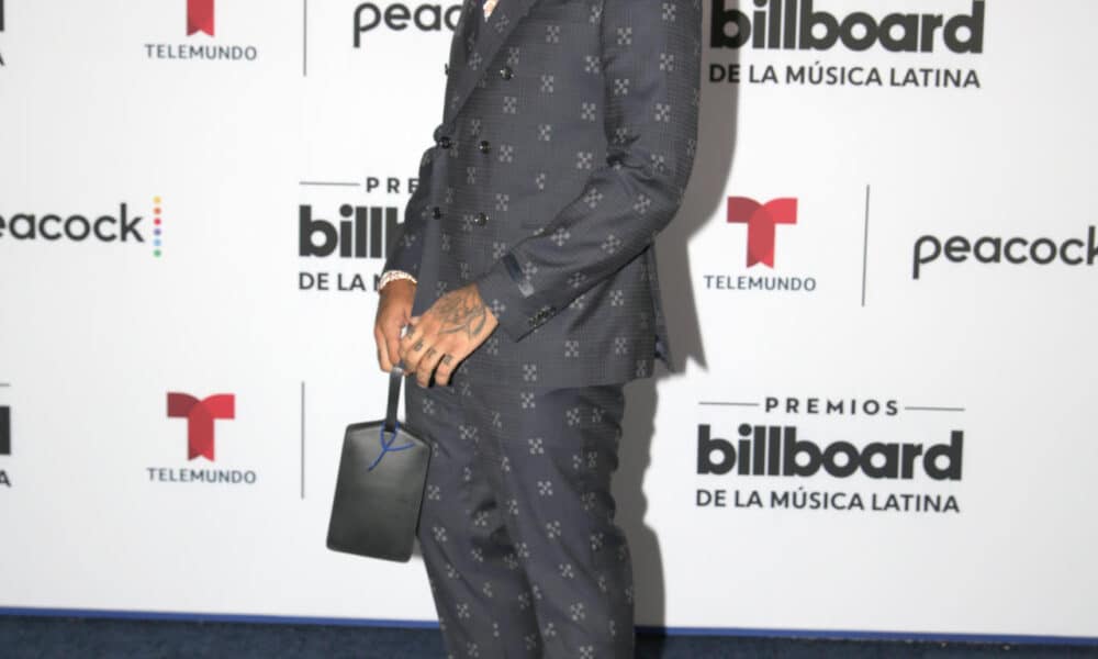 El cantante estadounidense de origen puertorriqueño Eladio Carrión posa en la alfombra azul de los Premios Billboard de la Música Latina en el Watsco Center de Miami, Florida. Imagen de archivo. EFE/Marlon Pacheco