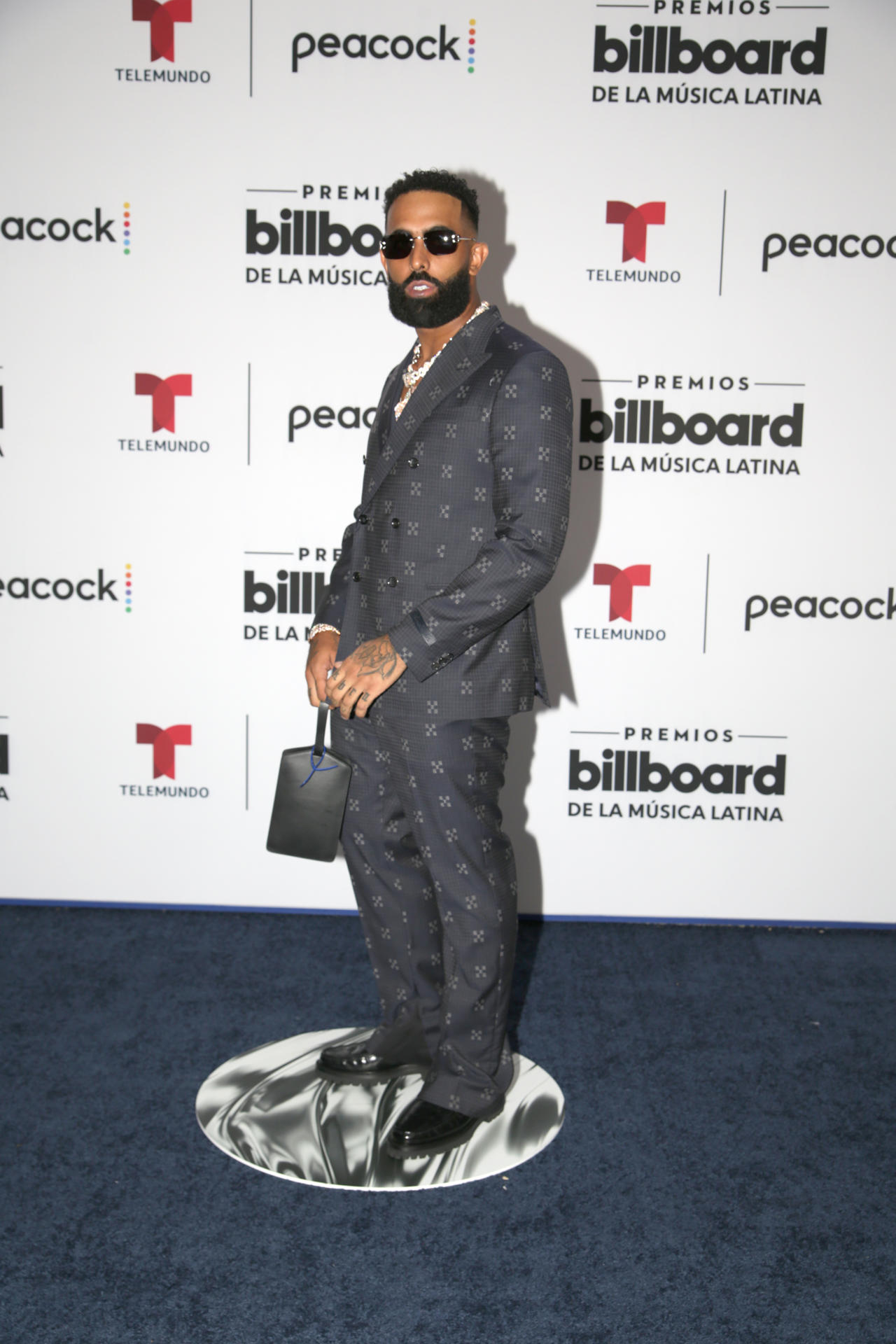 El cantante estadounidense de origen puertorriqueño Eladio Carrión posa en la alfombra azul de los Premios Billboard de la Música Latina en el Watsco Center de Miami, Florida. Imagen de archivo. EFE/Marlon Pacheco