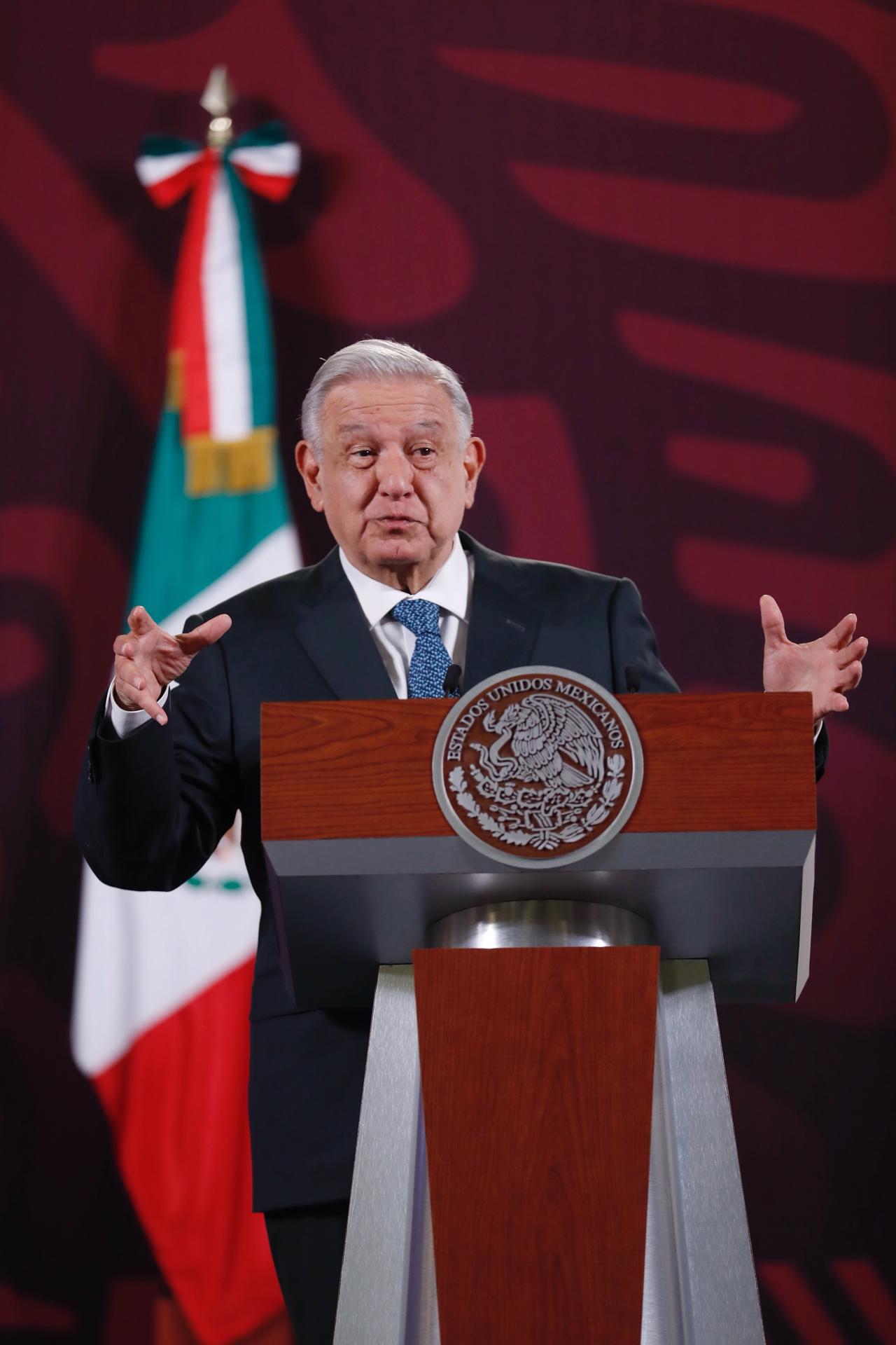 El presidente de México, Andrés Manuel López Obrador, habla durante una rueda de prensa en el Palacio Nacional, en Ciudad de México (México). EFE/ Sáshenka Gutiérrez