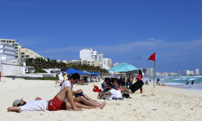 Turistas disfrutan en una playa en Cancún (México). EFE/ Lourdes Cruz