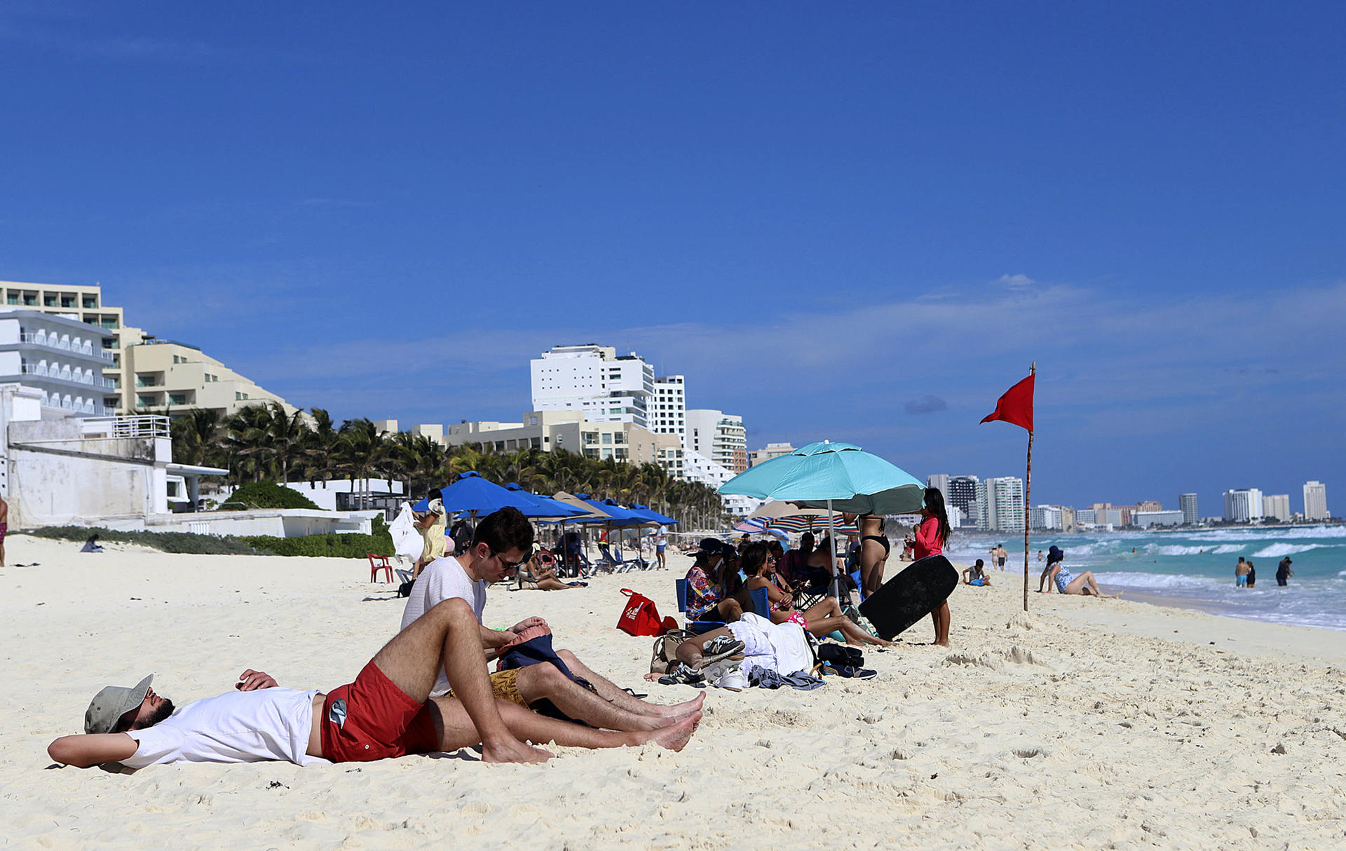 Turistas disfrutan en una playa en Cancún (México). EFE/ Lourdes Cruz