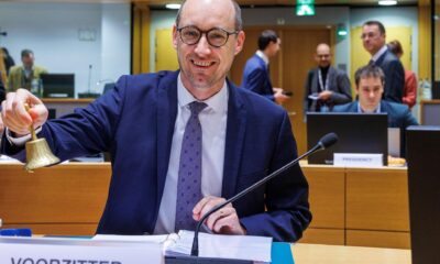 El ministro de Finanzas belga, Peter Van Peteghem, anuncia el comienzo de la reunión de ministros de Economía y Finanzas de la UE este martes en Bruselas. EFE/EPA/OLIVIER MATTHYS