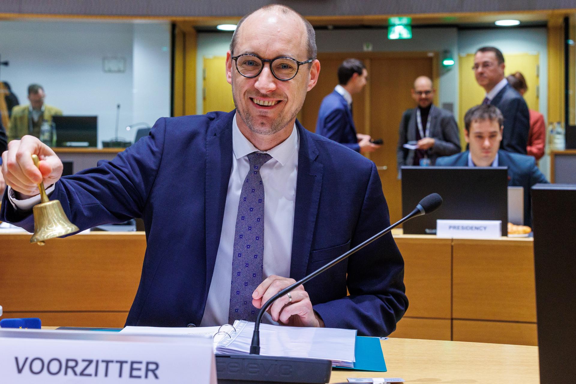 El ministro de Finanzas belga, Peter Van Peteghem, anuncia el comienzo de la reunión de ministros de Economía y Finanzas de la UE este martes en Bruselas. EFE/EPA/OLIVIER MATTHYS