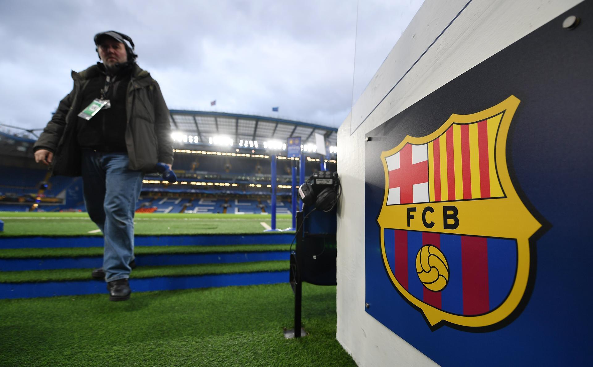 Vista del escudo del FC Barcelona en el estadio Stamford Bridge de Londres, Reino Unido, en una imagen de archivo. EFE/Andy Rain