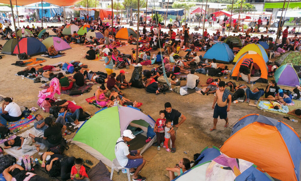 Migrantes descansan en un campamento improvisado hoy, en el municipio de San Pedro Tapanatepec en el estado de Oaxaca (México). EFE/Jesús Méndez
