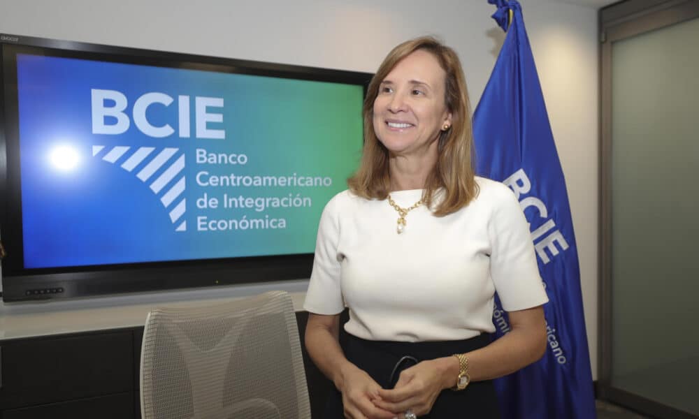 La presidenta del Banco Centroamericano de Integración Económica (BCIE), Gisela Sánchez, habla durante una entrevista con EFE el 30 de enero de 2024, en Tegucigalpa (Honduras). EFE/ Gustavo Amador