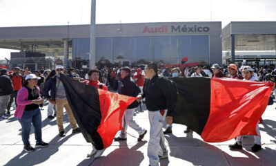 Trabajadores de Audi participan en una jornada de huelga hoy, en San José Chiapa, en Puebla (México). EFE/ Hilda Ríos