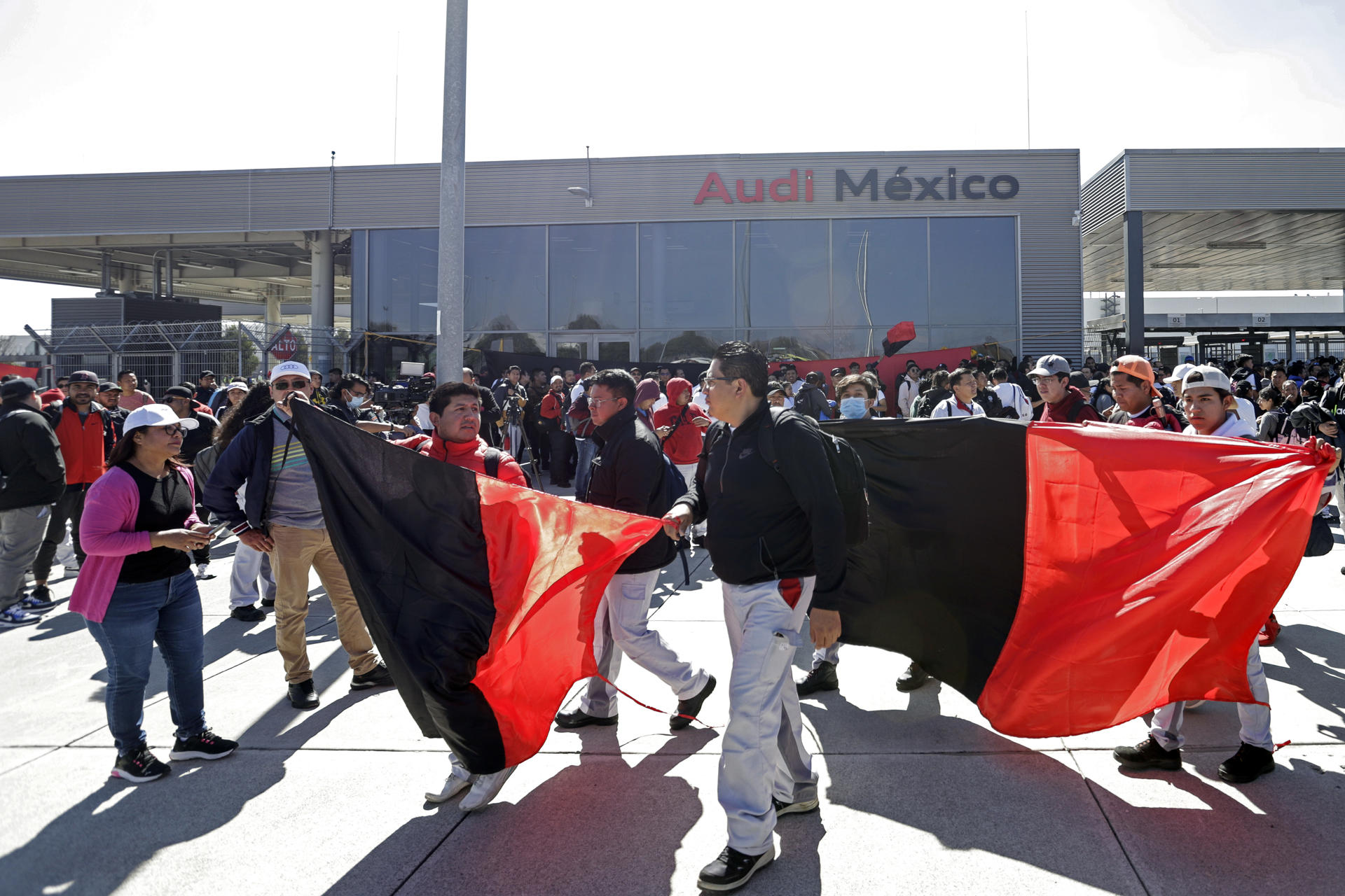 Trabajadores de Audi participan en una jornada de huelga hoy, en San José Chiapa, en Puebla (México). EFE/ Hilda Ríos