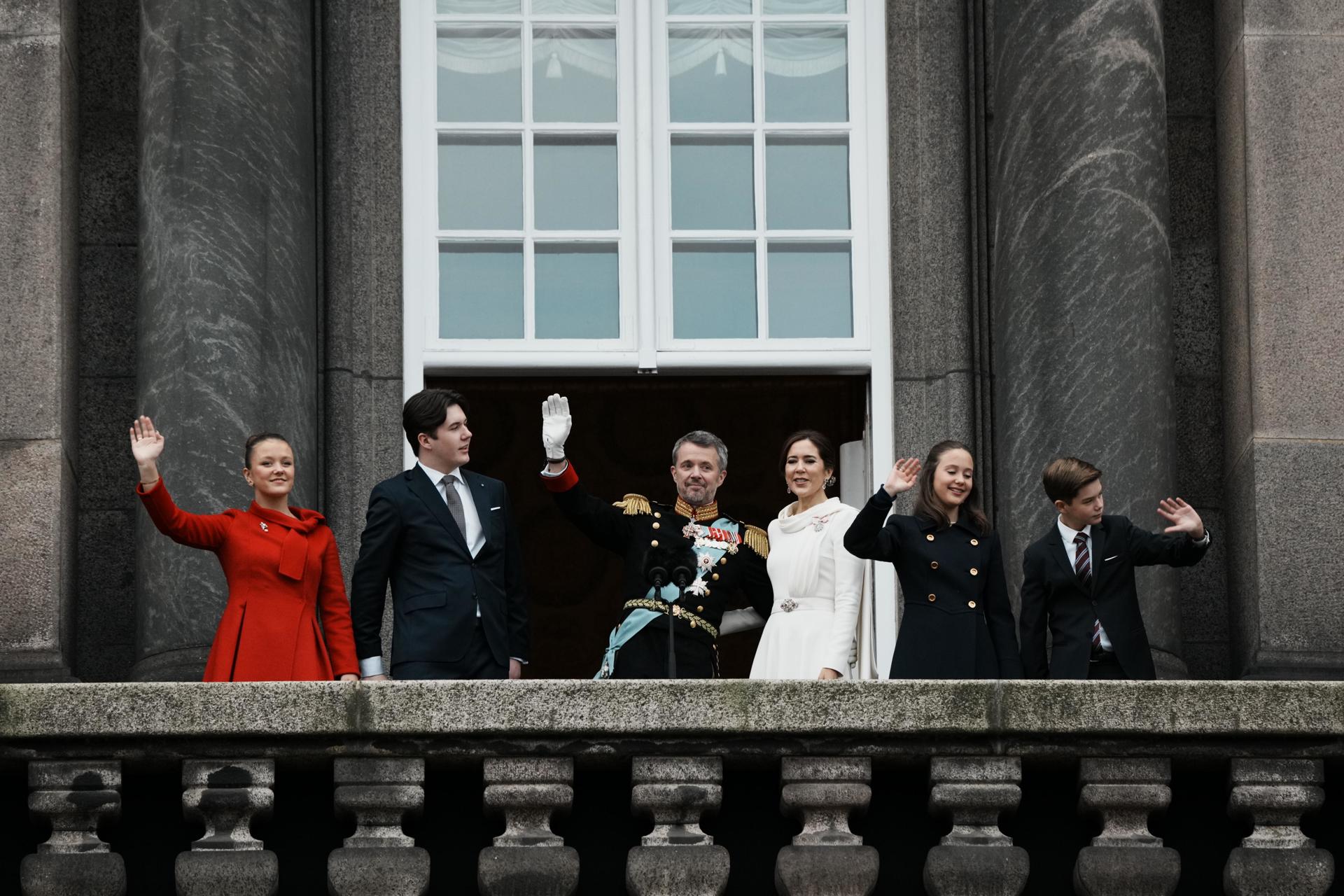 La familia real danesa saluda desde el balcón del palacio de Christiansborg este domingo tras la proclamación de Federico X como rey de Dinamarca. EFE/EPA/THOMAS TRAASDAHL DENMARK OUT