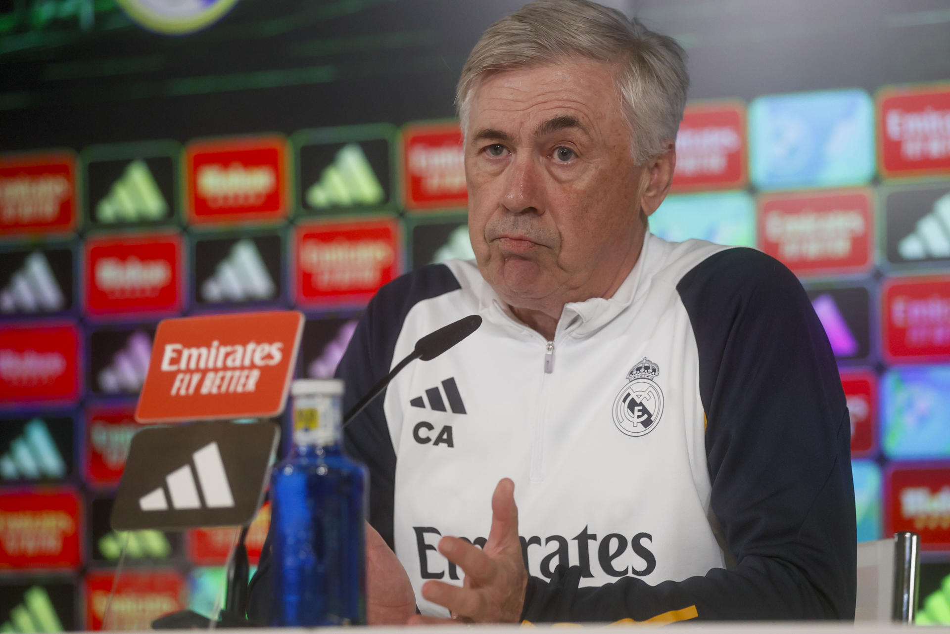 El entrenador del Real Madrid, Carlo Ancelotti durante la rueda de prensa posterior al entrenamiento del equipo en la Ciudad Deportiva de Valdebebas en Madrid. EFE/ Fernando Alvarado