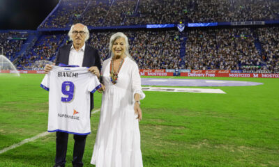 Carlos Bianchi (i), acompañado de su esposa, Margarita María Pilla, posa con una camiseta que le fue otorgada como homenaje hoy, en el Estadio José Amalfitani en Buenos Aires (Argentina). EFE/Luciano González