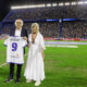 Carlos Bianchi (i), acompañado de su esposa, Margarita María Pilla, posa con una camiseta que le fue otorgada como homenaje hoy, en el Estadio José Amalfitani en Buenos Aires (Argentina). EFE/Luciano González