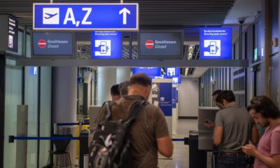 En la imagen de archivo, pasajeros y visitantes esperan frente al control de seguridad de la Terminal 1 en el aeropuerto de Fráncfort (Alemania). EFE/Thorsten Wagner