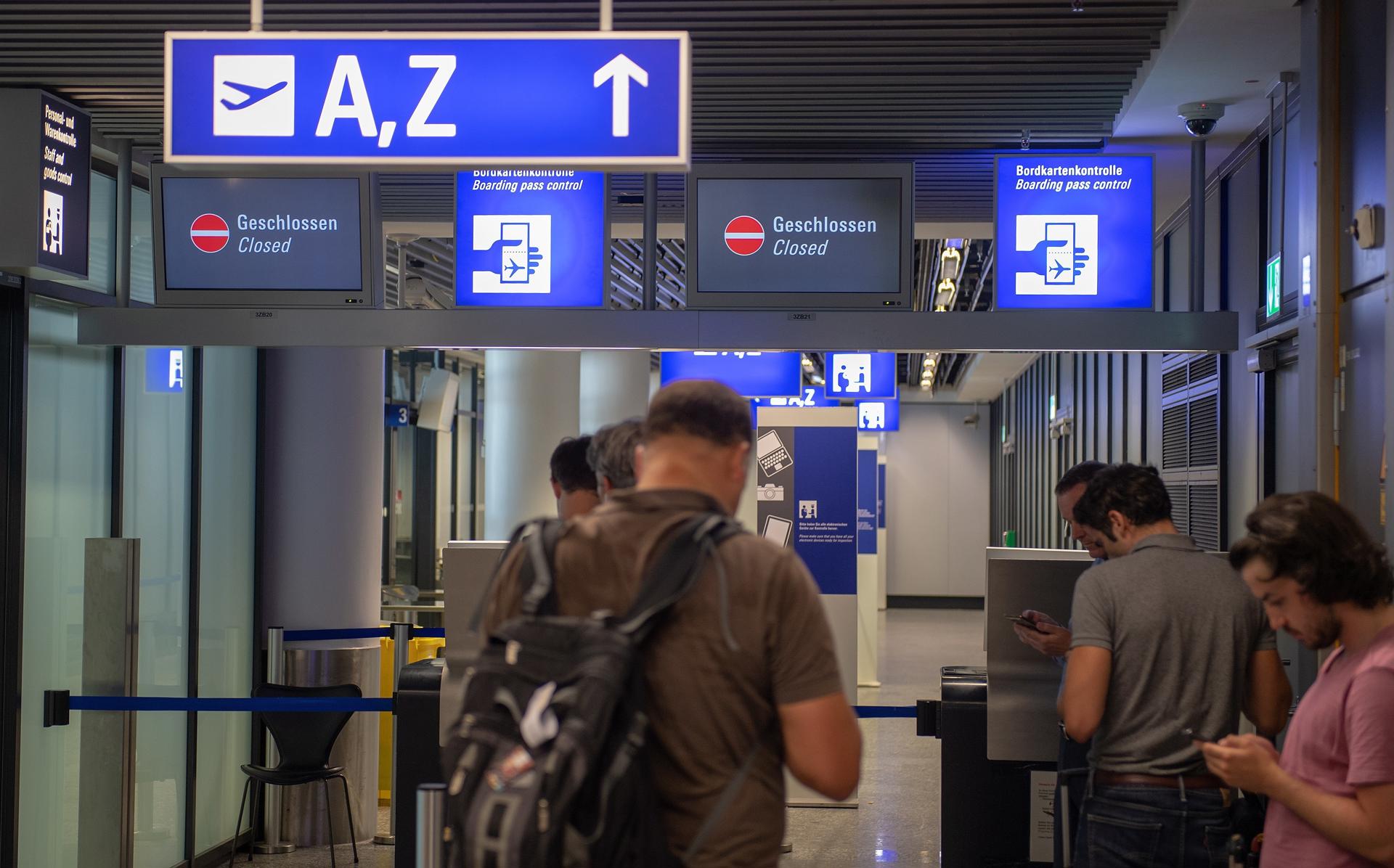 En la imagen de archivo, pasajeros y visitantes esperan frente al control de seguridad de la Terminal 1 en el aeropuerto de Fráncfort (Alemania). EFE/Thorsten Wagner