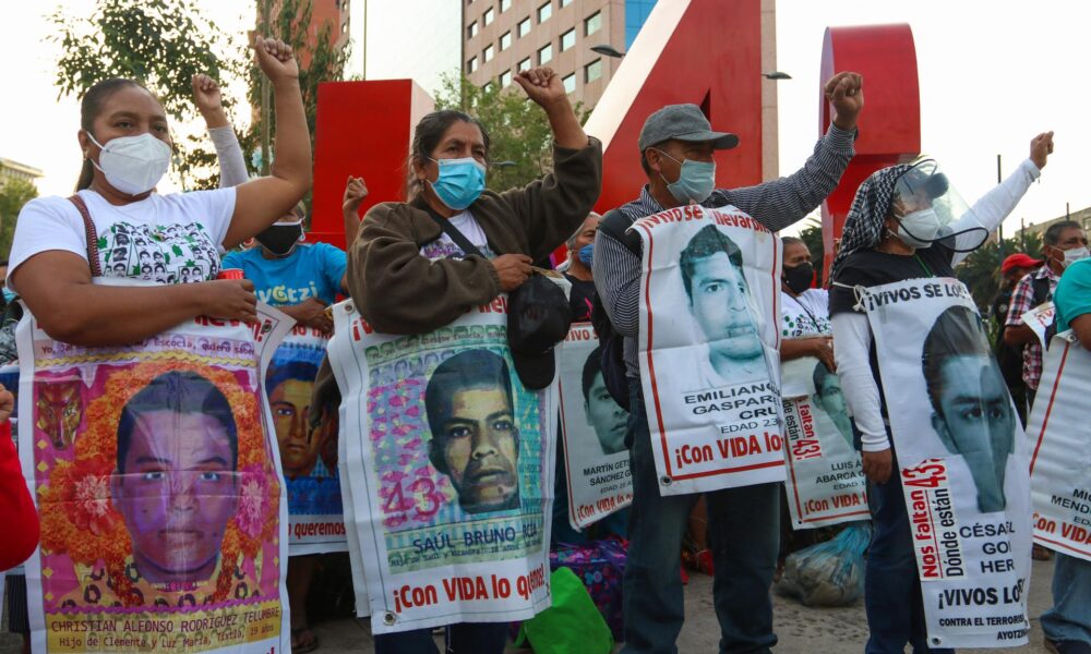 Fotografía de archivo de padres y madres de estudiantes desaparecidos en Ayotzinapa que se manifiestan en Ciudad de México. EFE/José Pazos