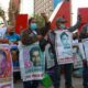Fotografía de archivo de padres y madres de estudiantes desaparecidos en Ayotzinapa que se manifiestan en Ciudad de México. EFE/José Pazos