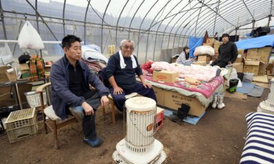 De izda. a dcha.; Kinichi Hatanaka, 71, y Yasuo Bo, 69. EFE/EPA/FRANCK ROBICHON
