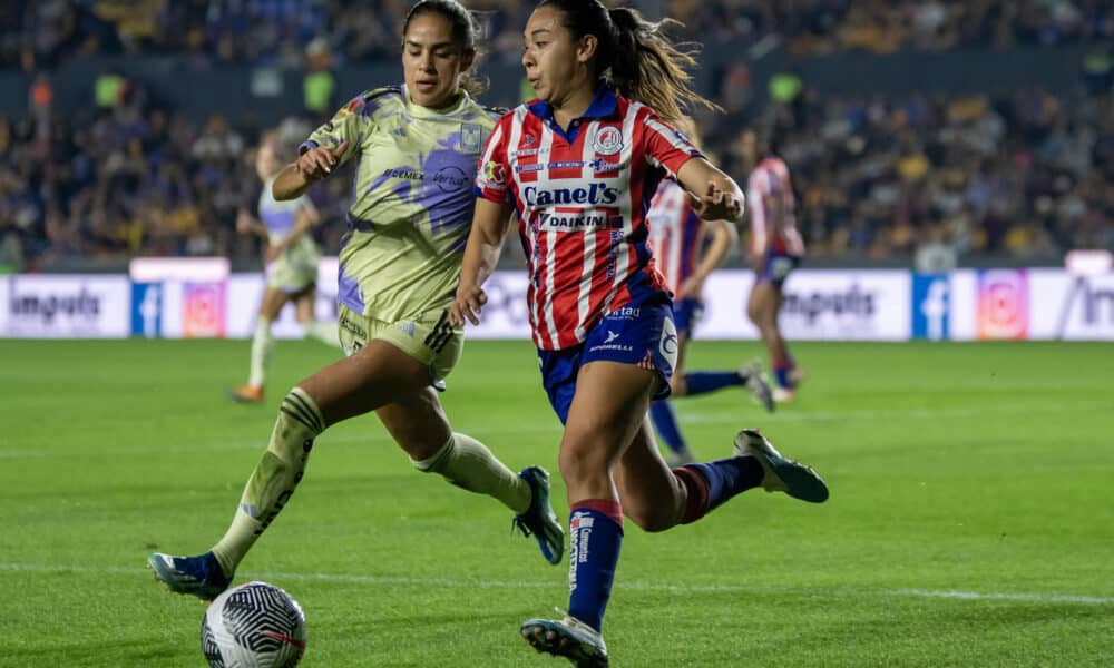 Maricarmen Reyes (i) de Tigres femenil disputa el balón con Zellika Arce (d) de San Luis hoy, durante el partido femenino entre Tigres UANL y Atlético San Luis por la Liga MX femenil, en el estadio Universitario de la ciudad de Monterrey (México). EFE/Miguel Sierra