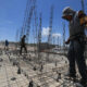 Obreros trabajan en una construcción en Ciudad Juárez (México). Imagen de archivo. EFE/Luis Torres