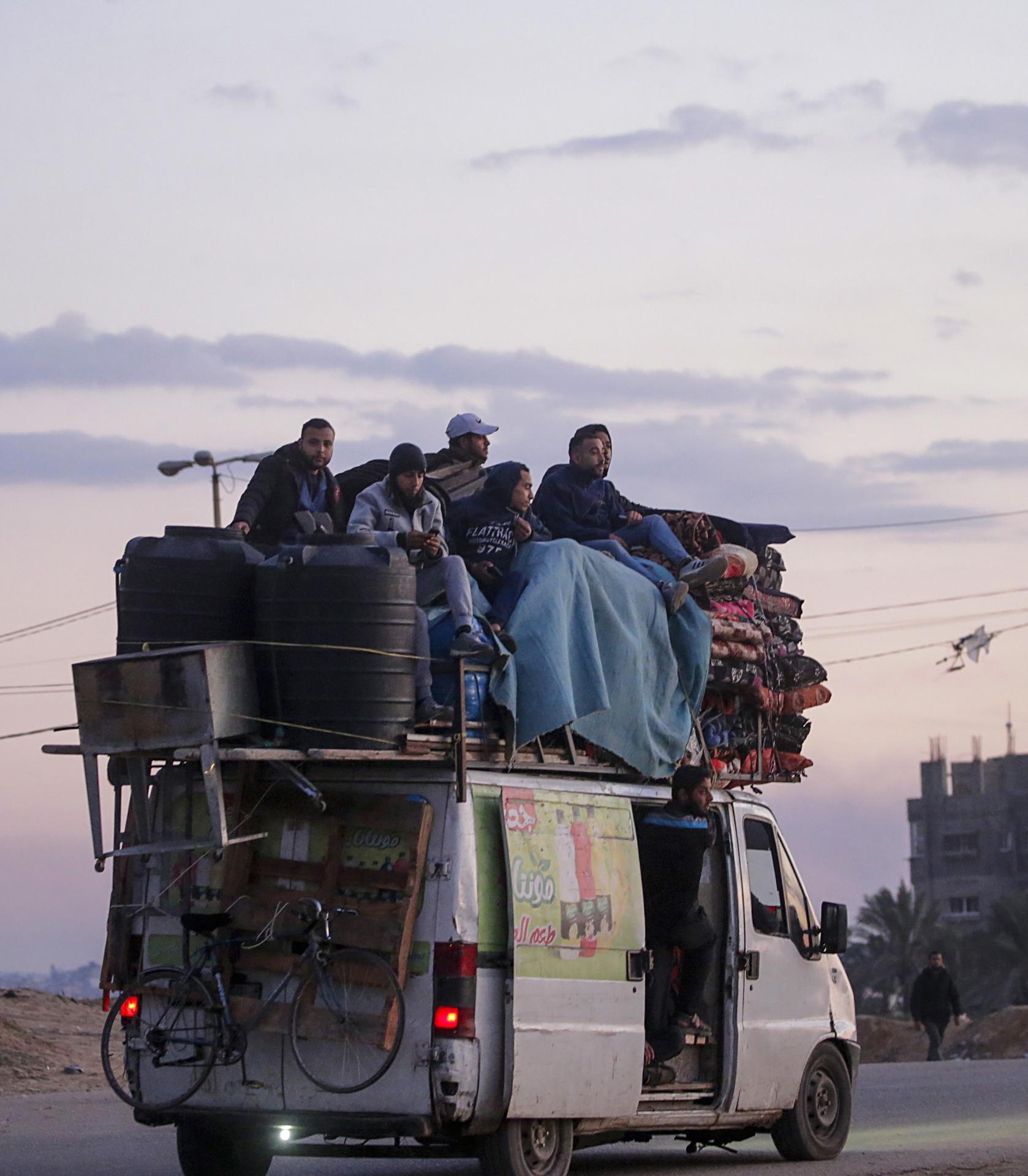 Residentes de los campamentos de refugiados de Al Nusairat y Al Bureije abandonan sus casas huyendo de las advertencias israelíes de una escalada de las operaciones en estas zonas civiles. EFE/EPA/Mohammed Saber