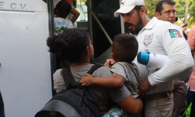 Una migrante con su hijo conversa con un oficial del Instituto Nacional de Migración (INM) antes de abordar un autobús hoy, luego de finalizada una caravana rumbo a Estados Unidos, en el municipio de Mapastepec, estado de Chiapas (México). EFE/ Juan Manuel Blanco