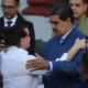 El presidente de Venezuela Nicolás Maduro (d) saluda al empresario colombiano Alex Saab en el Palacio de Miraflores en Caracas (Venezuela). EFE/ Miguel Gutiérrez