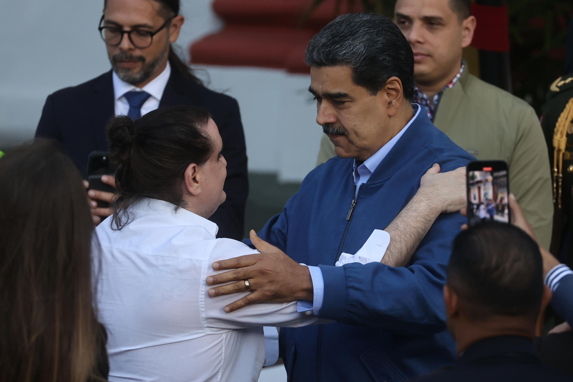 El presidente de Venezuela Nicolás Maduro (d) saluda al empresario colombiano Alex Saab en el Palacio de Miraflores en Caracas (Venezuela). EFE/ Miguel Gutiérrez
