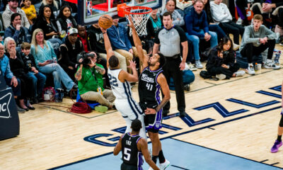 El jugador de Grizzlies Desmond Bane (i) trata de encestar ante la marca de Trey Lyles (d), de Kings, durante un partido por la Conferencia Oeste de la NBA en el FedExForum de Memphis, Tennessee (EE.UU.). EFE/ Matthew A. Smith