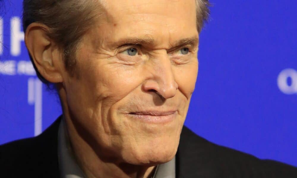 El actor estadounidense Willem Dafoe posa a su llegada a la ceremonia de premiación del Festival Internacional de Cine de Palm Springs, el 4 de enero de 2024 en el Centro de Convenciones de Palm Springs, California (Estados Unidos). EFE/EPA/NINA PROMMER