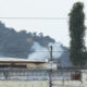Una columna de humo sobresale de una cárcel de Ecuador, en una fotografía de archivo. EFE/Jonathan Miranda