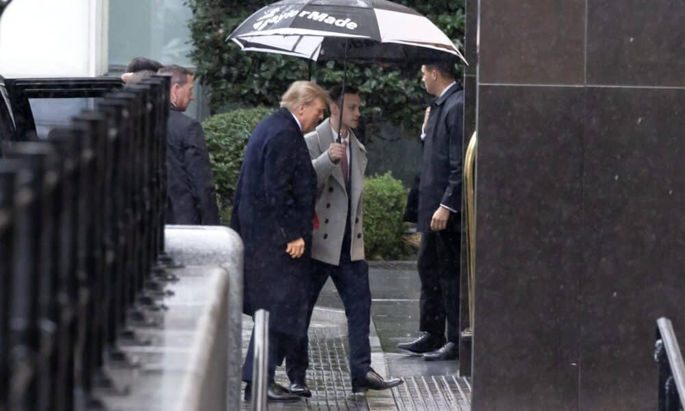 El presidente estadounidense Donald Trump (c) entra para hacer una declaración a los miembros de los medios de comunicación después de salir del juzgado. EFE/EPA/MICHAEL REYNOLDS