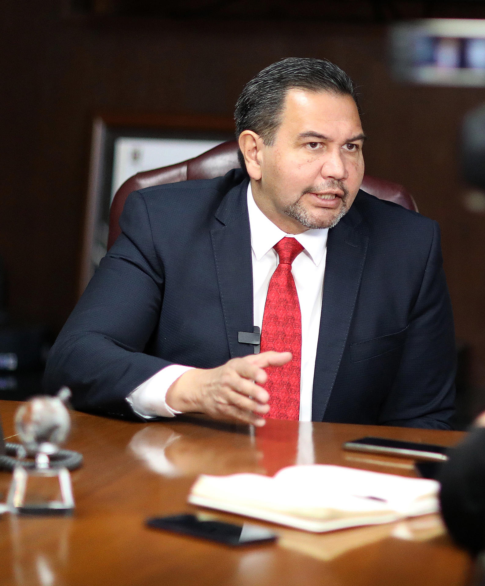 El presidente municipal del Ciudad Juárez, habla hoy, durante una entrevista con EFE, en el estado de Chihuahua (México). EFE/Luis Torres