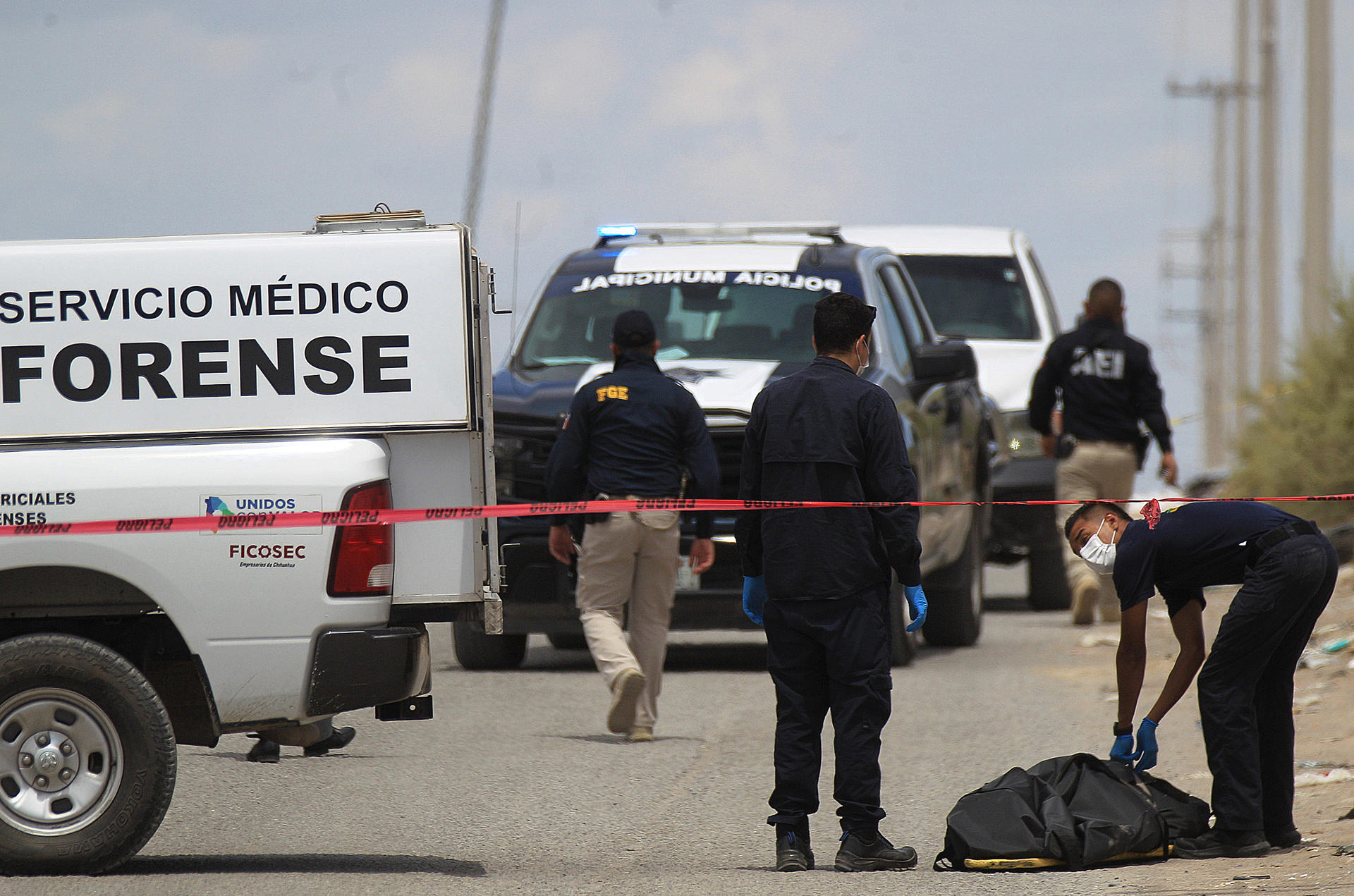 Fotografía de archivo que muestra peritos forenses mientras trabajan en la zona donde se cometió un crimen, en Ciudad Juárez, estado de Chihuahua (México). EFE/ Luis Torres