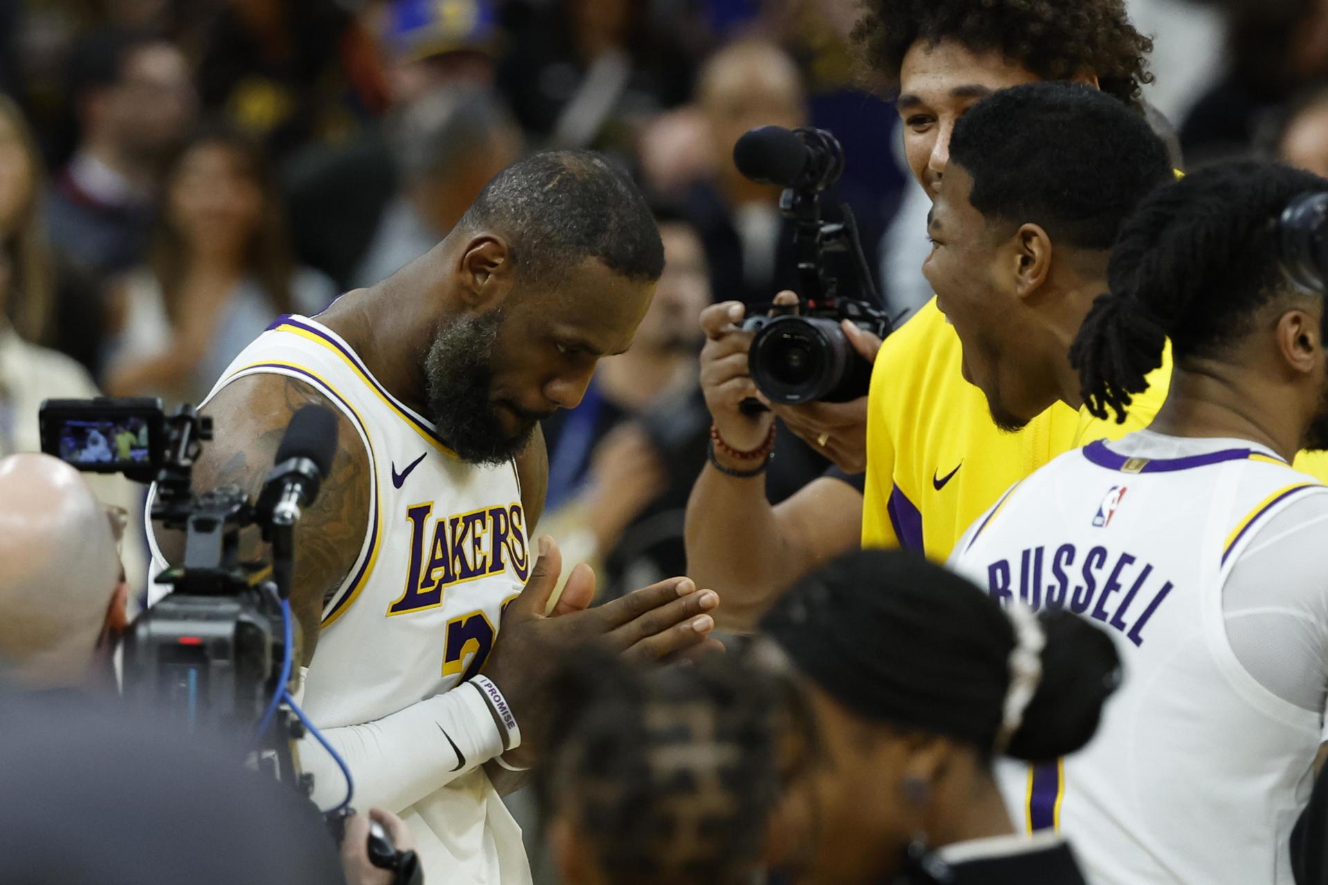 LeBron James de Los Ángeles Lakers es felicitado por sus compañeros frente a los Golden State Warriors en el Chase Center, en San Francisco, California (EE.UU.), este 27 de enero de 2024. EFE/EPA/John G. Mabanglo