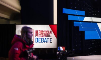 Un periodista espera en el set de un debate televisado organizado por CNN entre los candidatos presidenciales republicanos, el gobernador de Florida, Ron DeSantis, y la ex gobernadora de Carolina del Sur, Nikki Haley. EFE/EPA/JUSTIN LANE