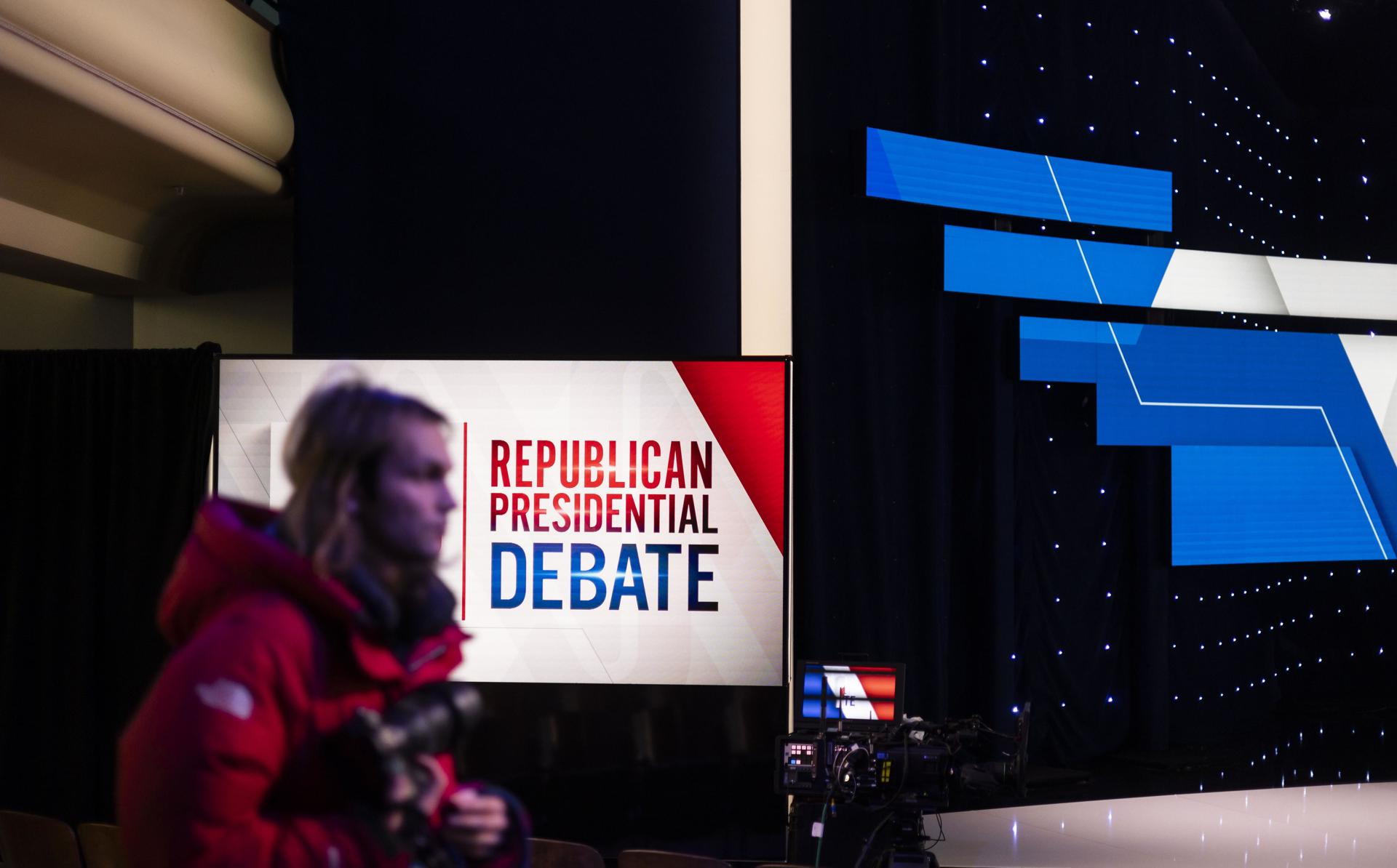 Un periodista espera en el set de un debate televisado organizado por CNN entre los candidatos presidenciales republicanos, el gobernador de Florida, Ron DeSantis, y la ex gobernadora de Carolina del Sur, Nikki Haley. EFE/EPA/JUSTIN LANE