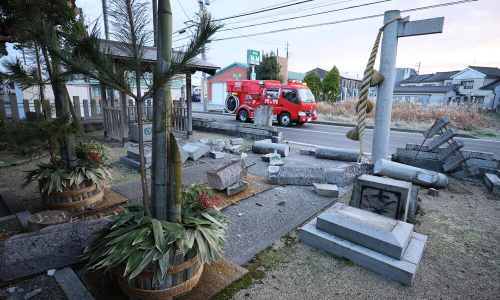 Vista de un torii de un santuario derrumbado tras un fuerte terremoto en la ciudad de Nanao, Prefectura de Ishikawa. EFE/EPA/JIJI PRESS
