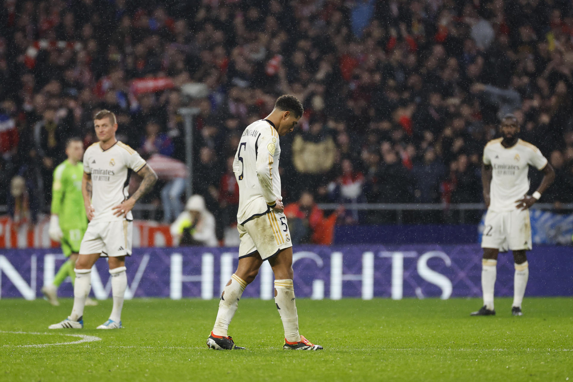 Los jugadores del Real Madrid tras encajar el cuarto gol, en el estadio Cívitas Metropolitano en foto de archivo de Juanjo Martín. EFE